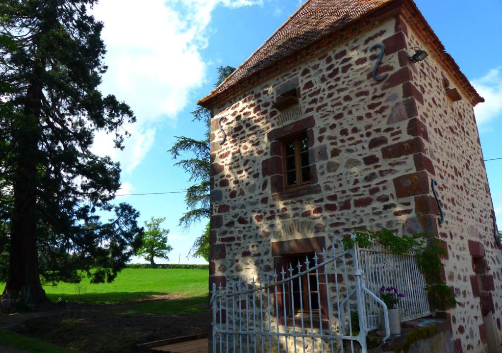 Le Donjon Bed & Breakfast | L'Abrejou