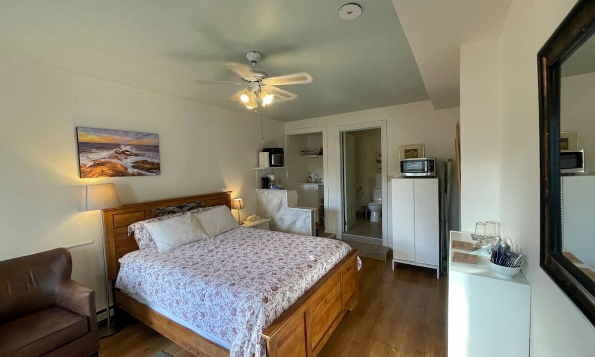 Wolfville Bed & Breakfast | L'Acadie Room -Patio, Downtown