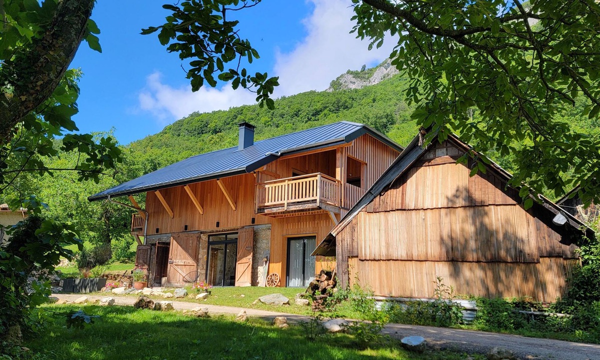 Brison-Saint-Innocent Ski Chalet | L'Alpage