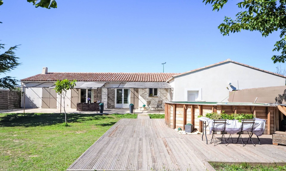 Pernes-les-Fontaines House | L' amandier by Interhome
