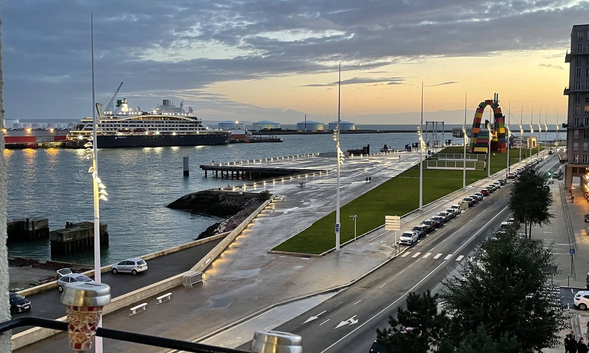 Downtown Le Havre Apartment | L'AMARRAGE APPT PERRET PANORAMIC SEA AND HARBOR VIEW