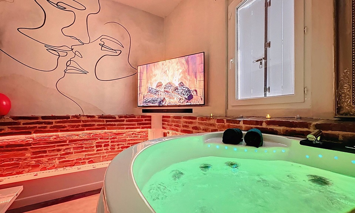 Belberaud House | L'Antre vue - jacuzzi at the château