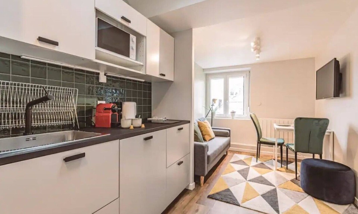 Courlancy Apartment | L'arc en ciel, facing the Cathedral 3D