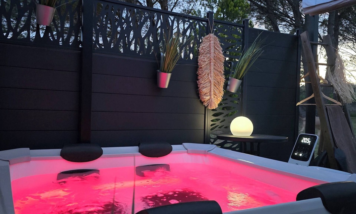 Fontes Apartment | L'atelier des rêves, independent studio with private outdoor spa!