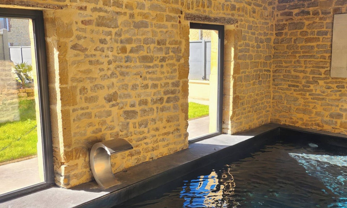 Floing House | L'Atypique - Heated pool in a stone house with unusual spaces