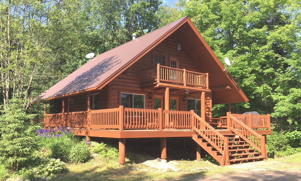 Mandeville Ski Chalet | "L'Autentique, four-season log cabin