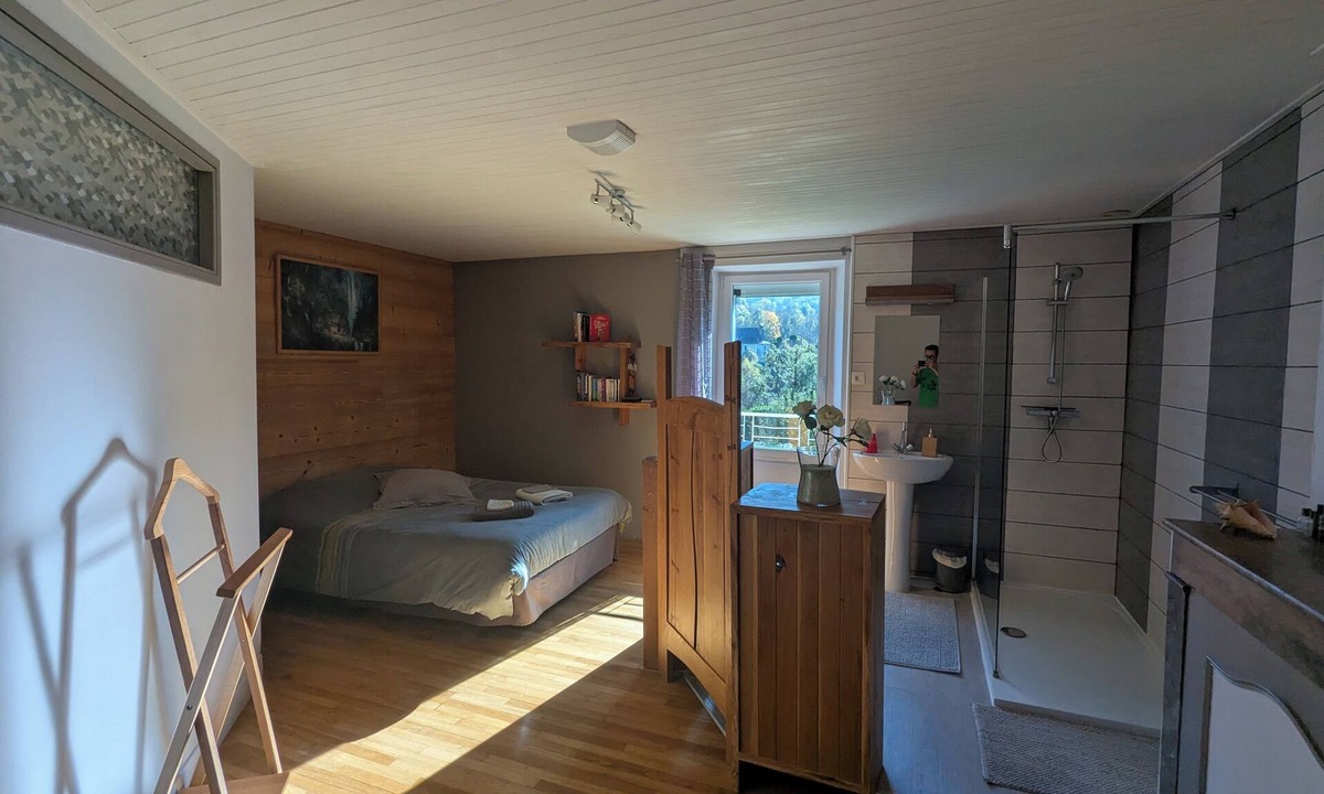 Marmanhac Bed & Breakfast | L'Authre room with breakfast included