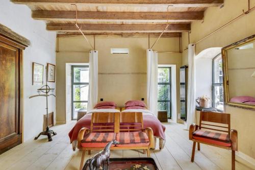 Ingrandes Apartment | L'Ecurie Former stable with charm and light