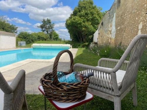 Bribaudon House | L'Ecurie - Stunning Spacious Studio with Shared Pool