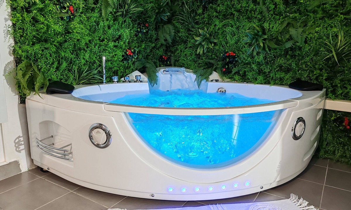 Saint-Pierre - Rene II - Bonsecours House | l'Eden, atypical house, relaxation area with Jacuzzi bathtub