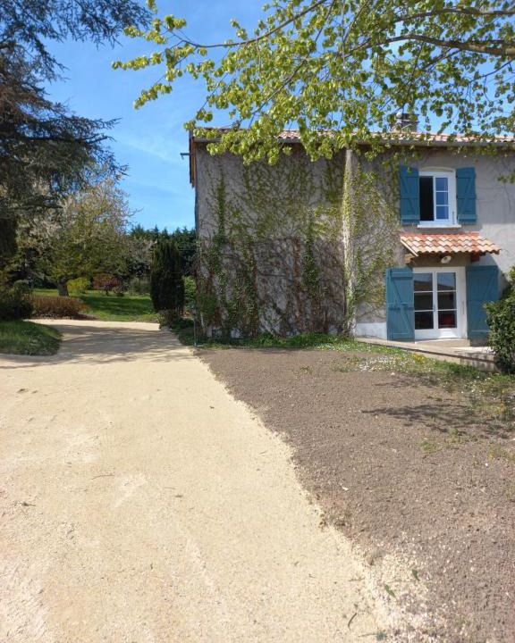 La Chapelle-de-Guinchay Apartment | l'EGLANTYNE