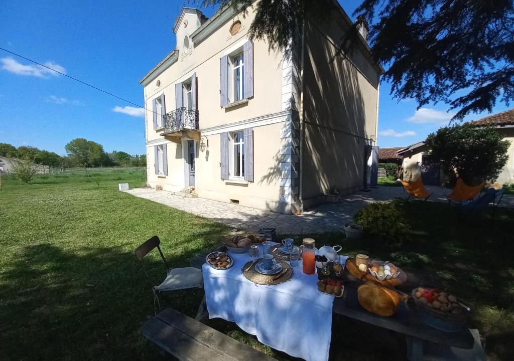 Sainte-Livrade-sur-Lot Bed & Breakfast | L' Embellie sur Lot