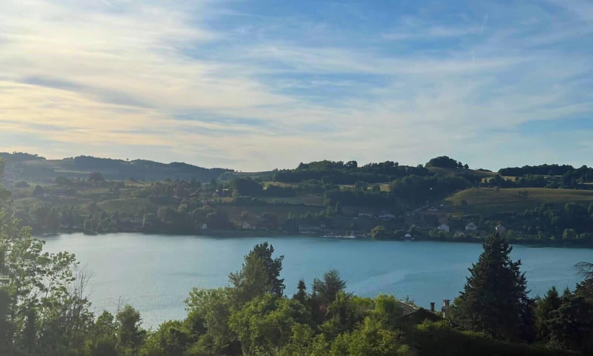 Bilieu House | L'EMERAUDE suite lake view/swimming pool/beach 10 min walk away