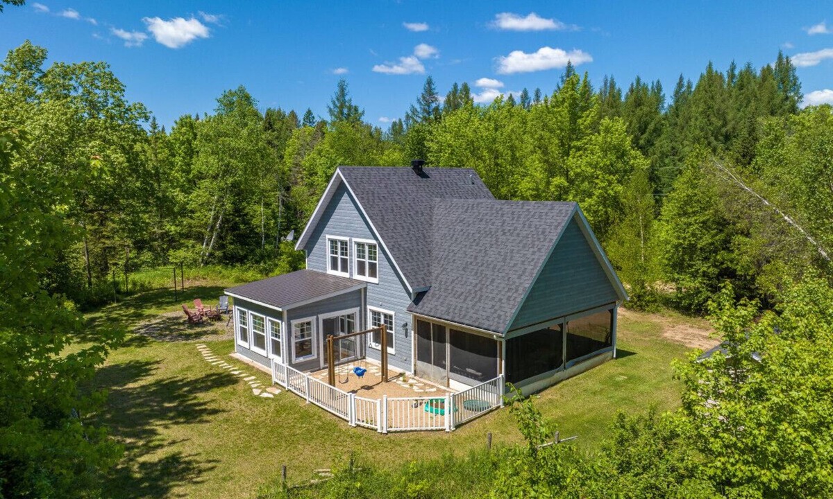 Sainte-Emelie Cottage | L`Enchanteur |Hot Tub | River & Kayaks |EV Charger