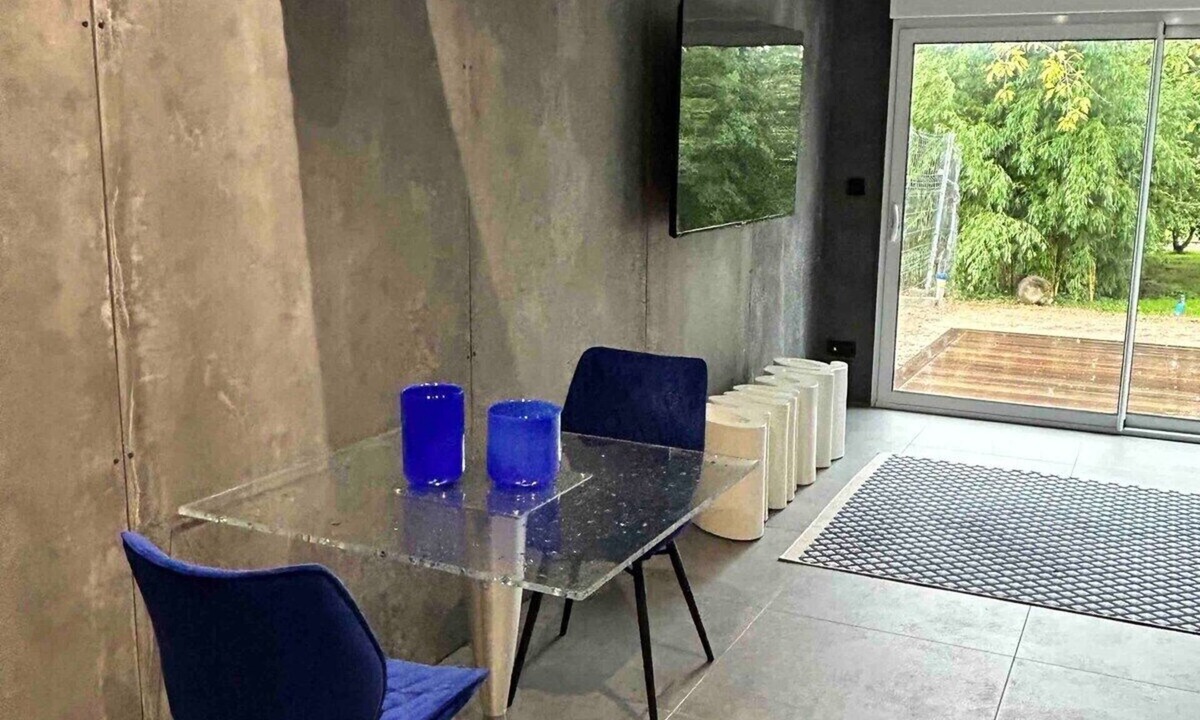 Les Attaques Apartment | L'entre vous, discreet studio, private spa