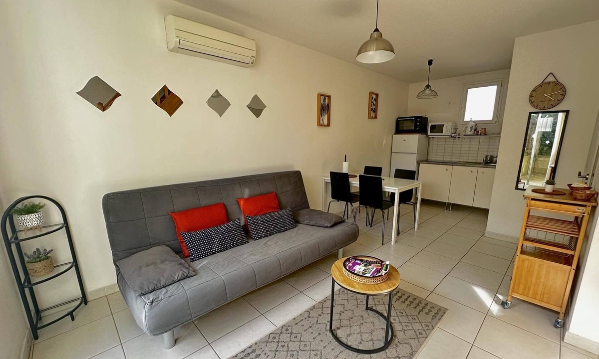 Pont-Saint-Esprit Apartment | l'escale duplex gîte with private terrace