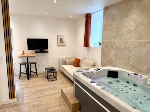 Melesse Apartment | L'Escapade - Appartement avec jacuzzi