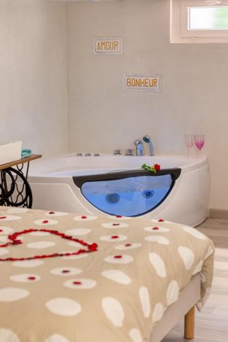 Tournedos-Bois-Hubert Apartment | L'Escapade Enchantée - Spa, Cheminée et Cinéma