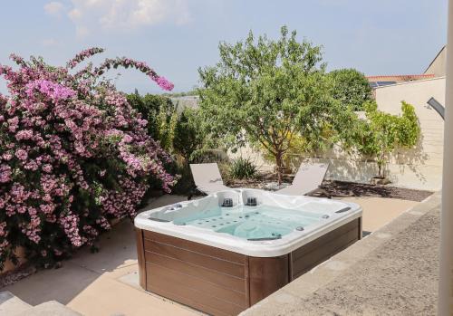 Villalbe House | L'Escapade Jaune - Jacuzzi, Wi-Fi, tout équipée