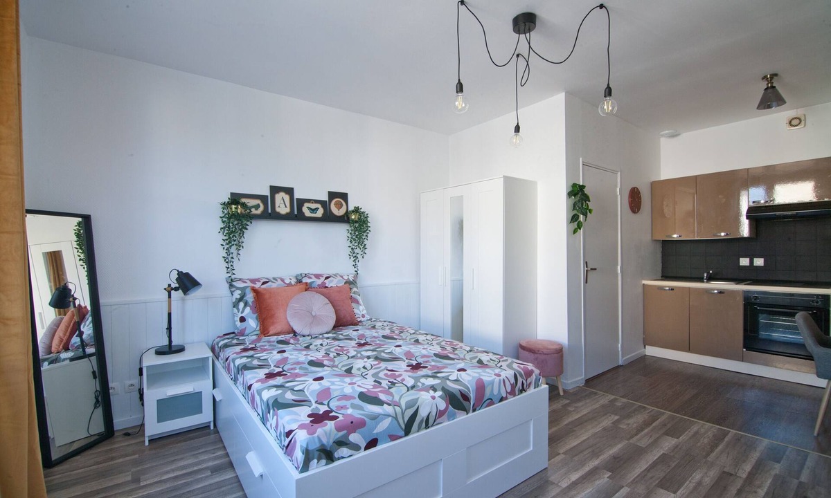 Saint-Andre-les-Vergers Apartment | L'Etudiant - charmant studio