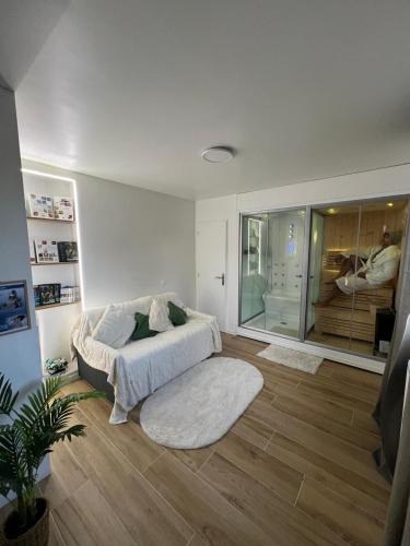 Sainte-Genevieve-des-Bois Apartment | L'harmonie d'Eden Harmony of Eden