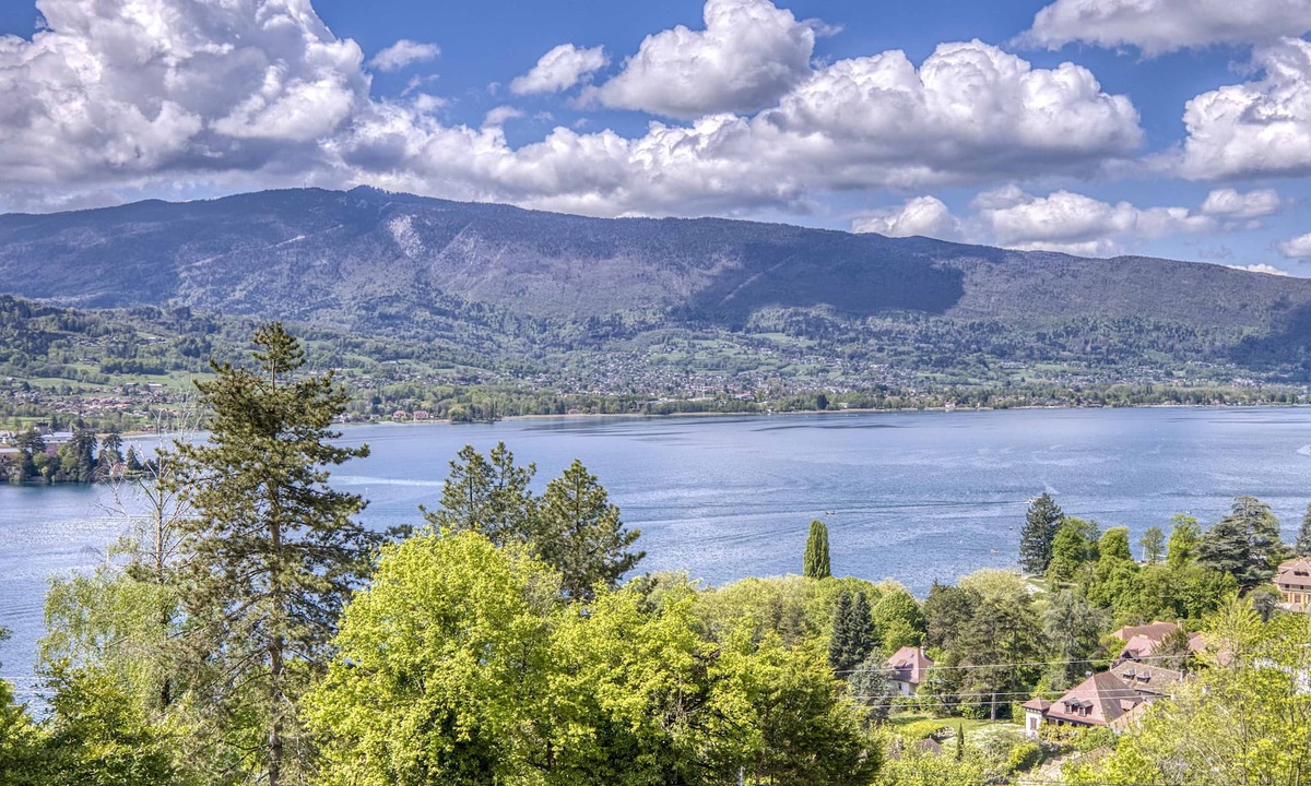 Talloires-Montmin Apartment | L'Hermitage – Panoramic View Apartment