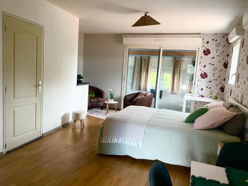 Saint-Denis-de-Pile Bed & Breakfast | L inattendu