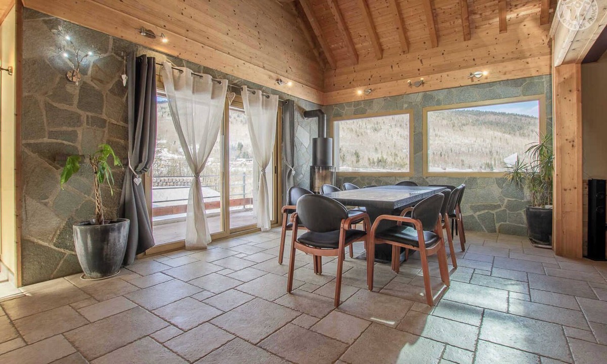 Le Noyer House | L'INSTANT PRESENT - THE WALNUT TREE