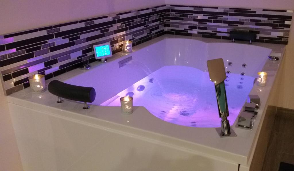 Mont-Saint-Sulpice House | L'instant spa et sa terrasse privative