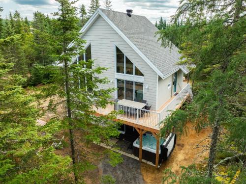 Shannon Ski Chalet | L'intemporel - Retro Chalet with Private Lake and Hot Tub