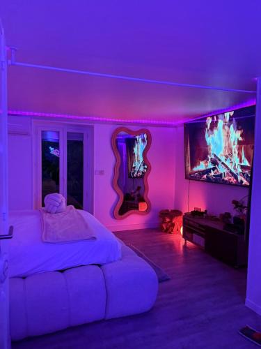 Savigny-sur-Orge Apartment | L'Interdite House - Limitless - Jacuzzi Cinema Love
