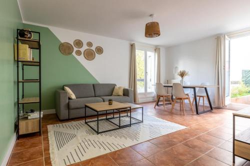 Courcouronnes Apartment | L'Oasis - Duplex - Parking Privé Gratuit - Terrasse Privée - 10mn RERD-T12 - 2 bedrooms - De 1 à 6 personnes - Shopping Mall - Primark - Piscine - Patinoire - Théâtre - Cinéma - Bibliothèque
