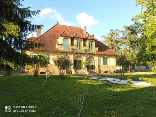 Saint-Germain-et-Mons Apartment | L'oasis