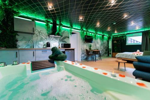 Roppenheim Apartment | L'Oasis Tropicale, Jacuzzi, Love Room