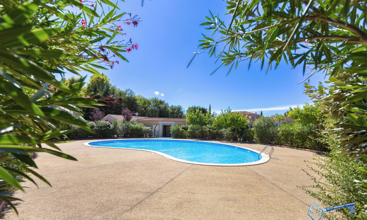 Loriol-du-Comtat House | L'Olivier en Provence - House in quiet residence with pool terrace
