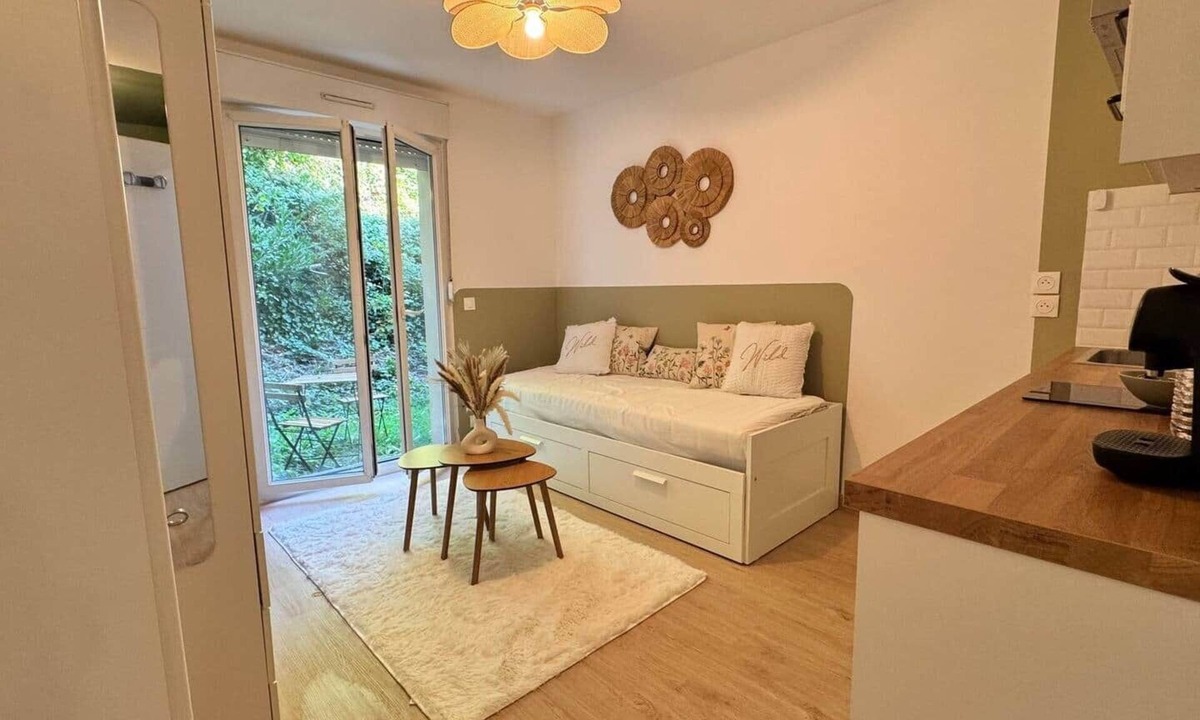 Darnetal Apartment | L'ombelle - Water-green studio with small outdoor area