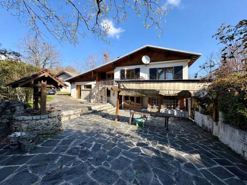 Les Marches House | L'orée Du Lac – jardin vue montagne
