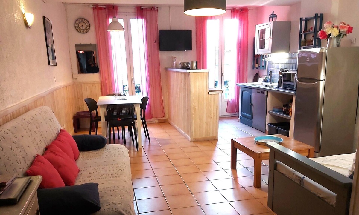 Collioure Apartment | L'OUILLE: Beach 2 minutes away, air conditioning, Wi-Fi, close to all amenities.