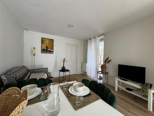 Luc-la-Primaube Apartment | L Oustal d Henri Escale chaleureuse