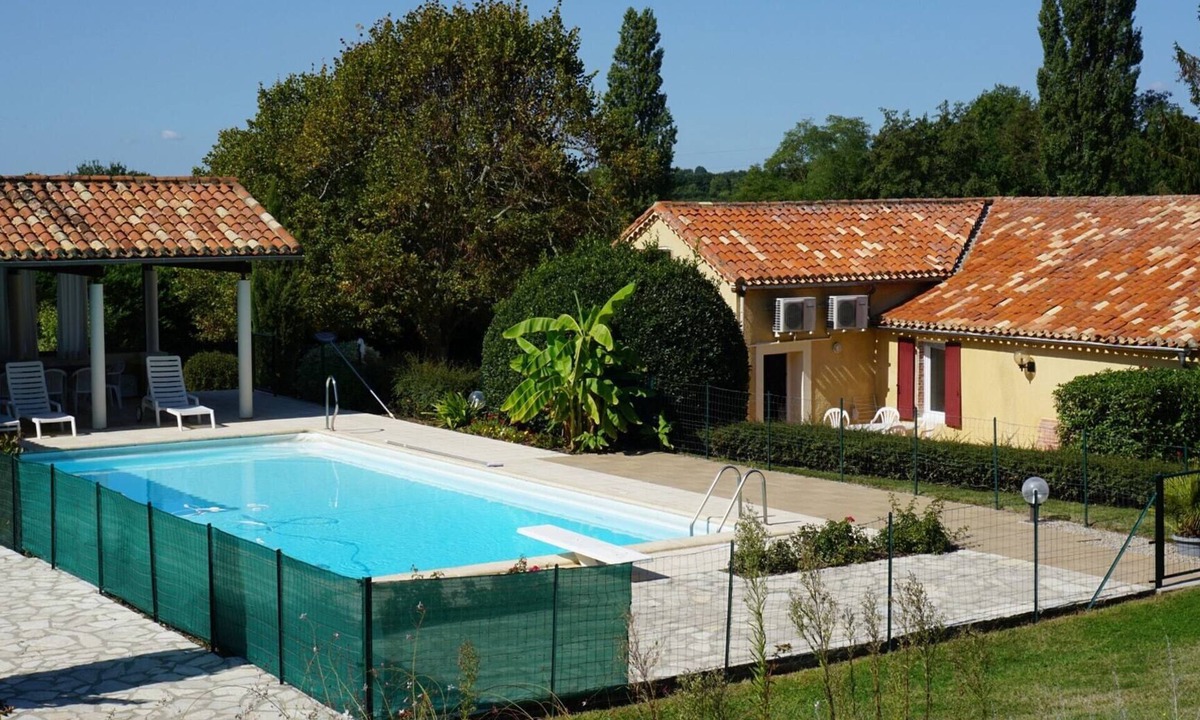 Villeneuve-sur-Lot House | La Bakénia, gite T2 "Nissou" with pool and air conditioning