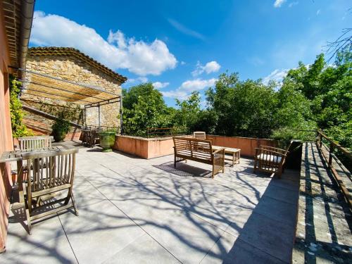 Fressac Bed & Breakfast | La Bartassade - Superbe chambre d'hôtes moderne et indépendante
