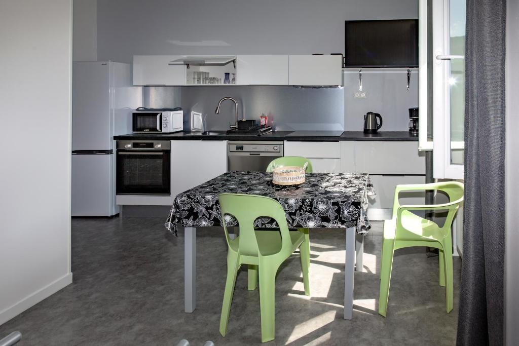 Le Petit-Abergement Apartment | LA BATISSE l'arbre gris