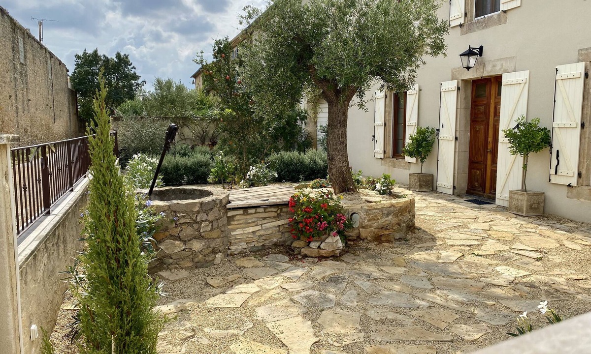Le Somail Bed & Breakfast | La Bergerie Antoine Laurier Rose King Room - Deluxe South of France Experience