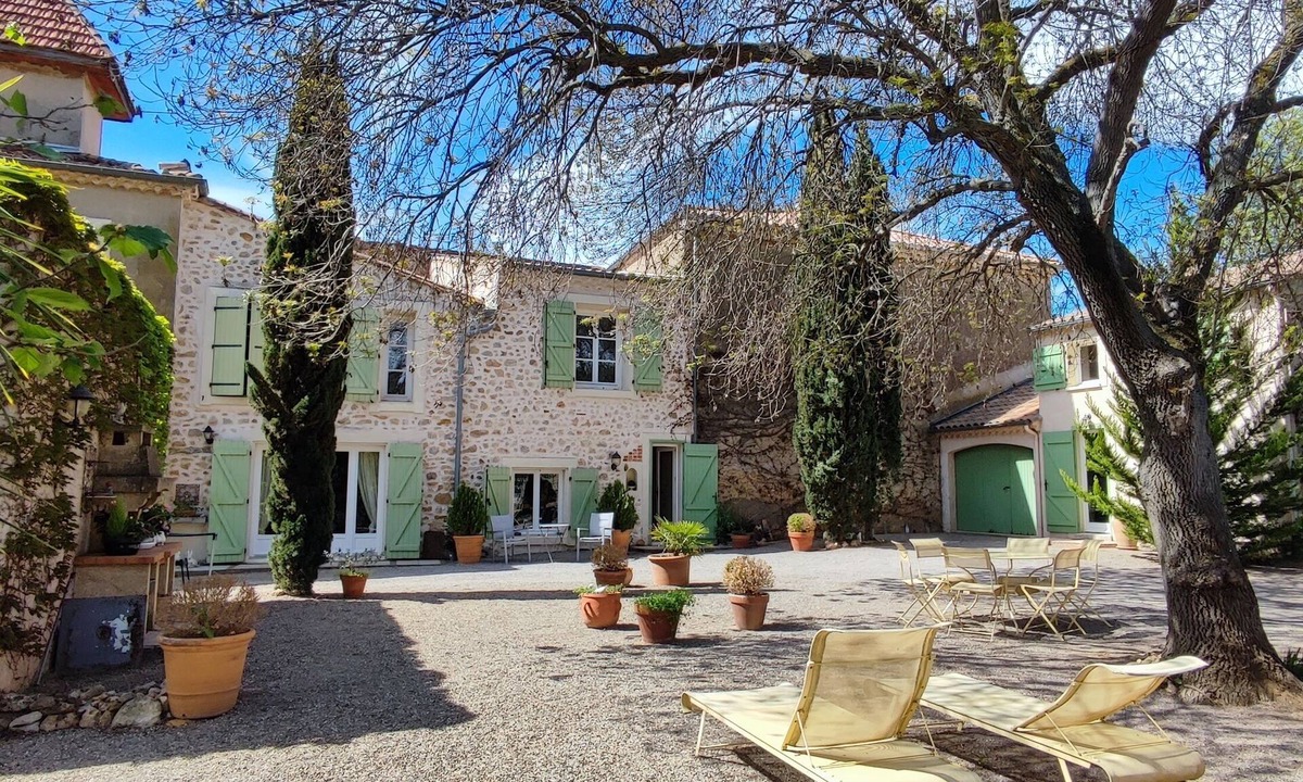 Puisserguier House | La Bouscade magnificent wooded area with swimming pool