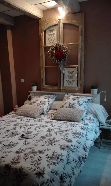 Fontaine-Francaise Bed & Breakfast | La Brocantine