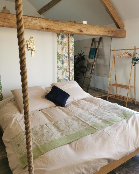 Bassevelle Bed & Breakfast | La bulle suspendue