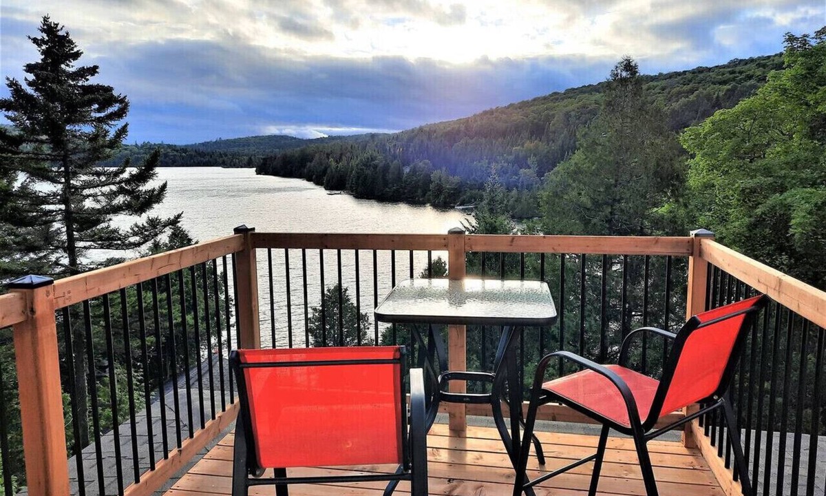 Sainte-Lucie-des-Laurentides Apartment | La Passion #204 - Loft avec balcon privé et vue