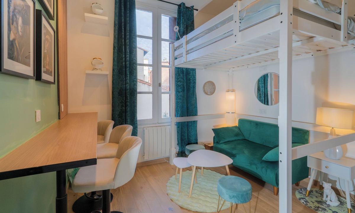 Matabiau Apartment | La Cabane 3 minutes walk from Matabiau metro station!