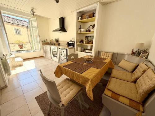 Peyruis Apartment | La Calade Peyruisienne - Maison atypique