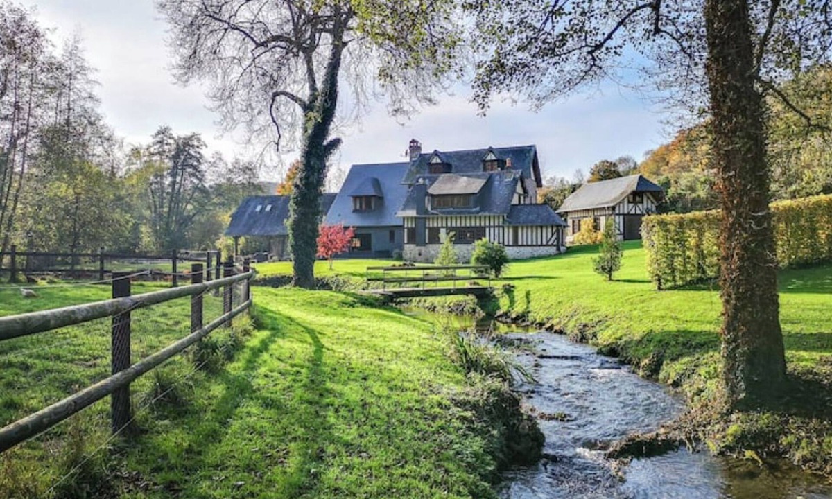 Fort-Moville House | La Campagne Normande Chic Avec Rivière et Tennis